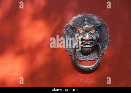 Tête de lion en bronze chinois classique heurtoir à ruelle Hutong de Beijing, Chine Banque D'Images
