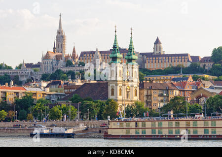 Sur l'église St Anne Batthyany Square et l'église Matthias sur la colline du Château - Budapest, Hongrie Banque D'Images