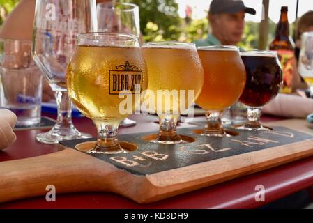 Vol d'échantillonnage de la bière avec différents styles et types de bières offertes au bier zot dans le comté de porte communauté de sister Bay, Wisconsin. Banque D'Images