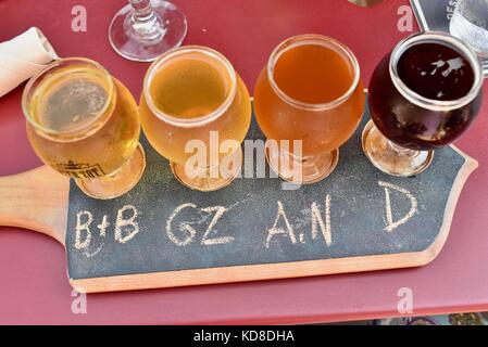 Vol d'échantillonnage de la bière avec différents styles et types de bières offertes au bier zot dans le comté de porte communauté de sister Bay, Wisconsin. Banque D'Images