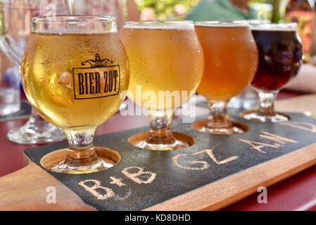 Vol d'échantillonnage de la bière avec différents styles et types de bières offertes au bier zot dans le comté de porte communauté de sister Bay, Wisconsin. Banque D'Images