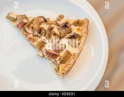 Morceau de gâteau tarte à la rhubarbe Banque D'Images