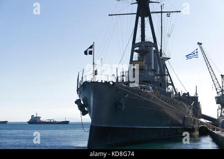 Navire grec averof amarré au port de Thessalonique, en Grèce avec de brandir le drapeau grec. Lancé en 1910, g. averof est un croiseur cuirassé modifié dans un b Banque D'Images