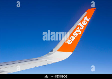 L'aile et les winglets d'un avion de ligne commercial Airbus A320 portant le logo de la société en vol Banque D'Images