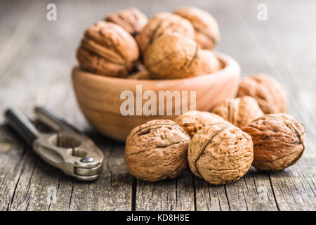 Noix séchés et Casse-noisette sur de vieilles tables en bois. Banque D'Images