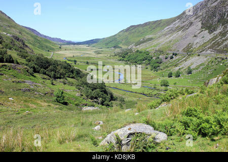 Vue le long du Nant Ffrancon Valley vers Bethesda Banque D'Images