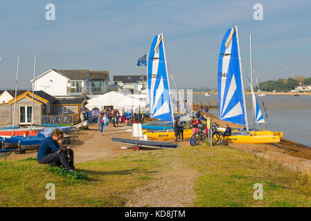 Suffolk River navigation, voir de catamarans établi sur la plage près de La Ravoire Ferry Club de voile sur l'estuaire de la rivière Deben, UK. Banque D'Images