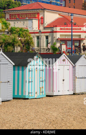 Suffolk Felixstowe beach, vue de cabanes de plage et le Spa Pavilion le long du front de mer à Felixstowe sur un après-midi d'été, Suffolk au Royaume-Uni. Banque D'Images