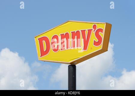 Signer une publicité routière Denny's Diner aux ETATS UNIS Banque D'Images