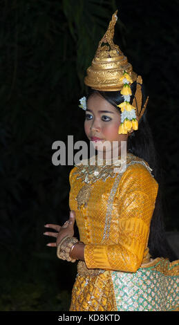 Jeune fille cambodgienne Apsara danse traditionnelle en costume national, Siem Reap, Cambodge Banque D'Images