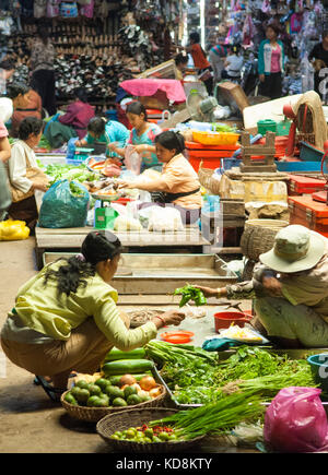 Marché de produits frais, fruits et légumes, pour les populations locales à Siem Reap, Cambodge Banque D'Images