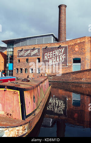 Vieilles péniches à Gas Street Basin au cœur du réseau de canaux de Birmingham Banque D'Images