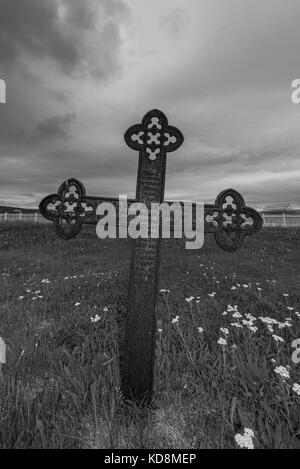 Très vieille croix sur un cimetière à Nesseby Finnmark Banque D'Images