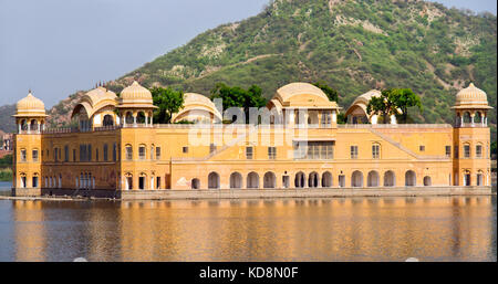 Fort mughal Jal Mahal amer, ville, Jaipur, Rajasthan, Inde, à partir de la 18e siècle entouré par le man Sagar Lake Banque D'Images