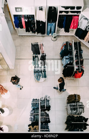 Vilnius, Lituanie - 21 septembre 2017 : Vue de dessus les gens marche client h&M Hennes & Mauritz store de centre commercial. Banque D'Images