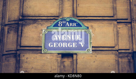 Rue parisienne bleu signe sur un mur de pierre où il est écrit en français - 8e arrondissement avenue George 5 Banque D'Images