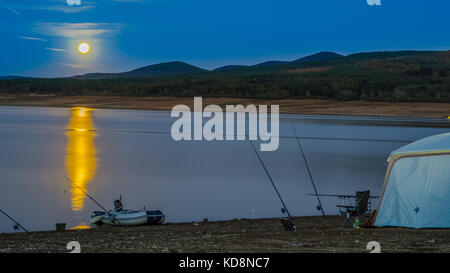 Jrebchevo barrage, camp de pêche Bulgarie tente au lever de lune. Banque D'Images