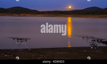 Jrebchevo barrage, camp de pêche Bulgarie tente au lever de lune. Banque D'Images