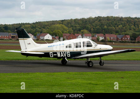 Piper PA28 Cherokee Warrior III à Wellesbourne Airfield, Warwickshire, UK (G-WAVS) Banque D'Images