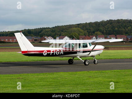 Cessna C152 à Wellesbourne Airfield, Warwickshire, UK (G-FIGA) Banque D'Images