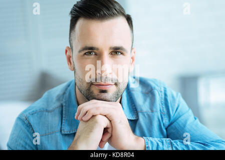 Beau gars à la caméra en confiance Banque D'Images