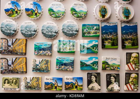 Bad Ischl, Autriche - septembre 2, 2016 : aimants souvenirs avec vue sur Bad Ischl et avec des portraits de l'empereur d'Autriche François-Joseph et l'impératrice Banque D'Images