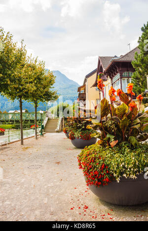 Bad Ischl, spa resort town en Haute-Autriche. riverside alley décorées de fleurs dans de grands pots de fleurs. Banque D'Images