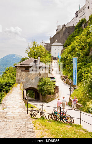 Salzbourg, Autriche - juillet 7, 2013 : le château de hohensalzburg sur la festungsberg. personnes allant jusqu'à l'entrer dans le château par les portes médiévales. Banque D'Images