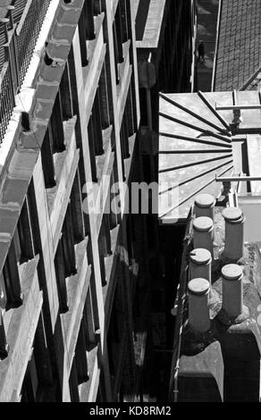 Vue sur le toit à la recherche vers le bas sur les pots de cheminée et toit d'arty entre deux bâtiments noir et blanc Banque D'Images