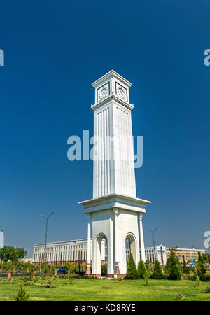 Tour de l'horloge à al-xorazmiy à Urgench, Ouzbékistan parc Banque D'Images