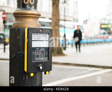 Bouton de feu de circulation des piétons dans la rue de Londres. Banque D'Images