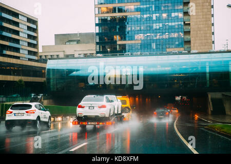 Vilnius, Lituanie - 21 septembre 2017 : transport d'une voiture sur une dépanneuse le jour de l'automne pluvieux Banque D'Images