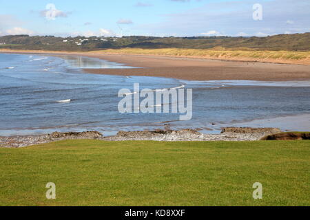 À la recherche de l'autre côté de la rivière vers l'Ogmore immenses dunes de sable de Merthyr Mawr avec perruque fach et Newton en arrière-plan.. Tide arrive. Banque D'Images