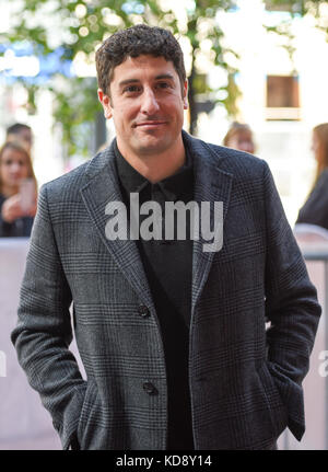 ****FICHIER PHOTOS** JASON BIGGS EST Le PÈRE DE DEUX acteurs JASON BIGGS et sa femme JENNY Molen sont les parents d'un nouveau garçon. La star américaine de Pie et sa femme de 38 ans Jenny ont annoncé qu'ils attendaient un frère ou une sœur pour leur fils de trois ans Sid en avril (17), et jeudi (05 octobre 17) l'écrivain et actrice a révélé que le fils du couple Lazlo était arrivé lundi (17 octobre 17). « Bonjour à tous », a déclaré Jenny sur Instagram. « Je suis juste assis à l'arrière de la voiture avec Jason et mon deuxième enfant. » "Bébé, tu as deux garçons maintenant", dit-elle alors à Jason, qui a répondu, "je sais, WTF (ce que le f**k)." Mo Banque D'Images