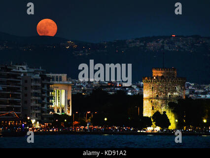 La pleine lune s'élève au-dessus de Thessalonique, Grèce. Banque D'Images