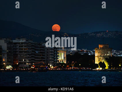 La pleine lune s'élève au-dessus de Thessalonique, Grèce. Banque D'Images