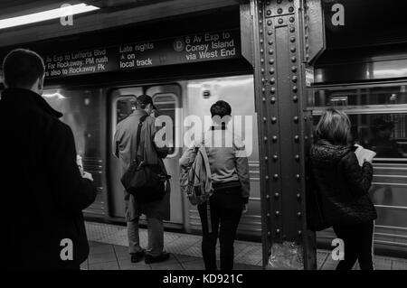 Les banlieusards de New York City calmement attendre leur prochain train dans le métro à Manhattan Banque D'Images