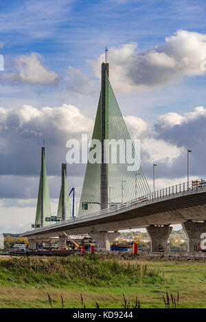 Nouvelle passerelle pont suspendu au-dessus de la rivière Mersey entre Madrid et Runcorn doit ouvrir en octobre 2017. Banque D'Images