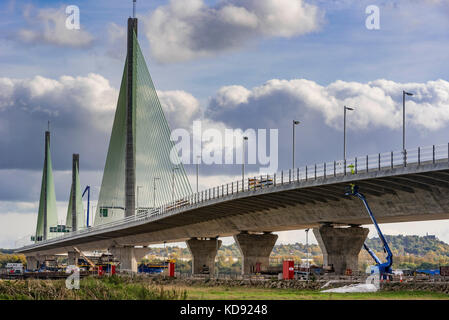 Nouvelle passerelle pont suspendu au-dessus de la rivière Mersey entre Madrid et Runcorn doit ouvrir en octobre 2017. Banque D'Images