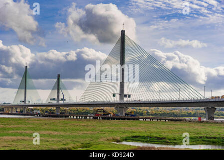 Nouvelle passerelle pont suspendu au-dessus de la rivière Mersey entre Madrid et Runcorn doit ouvrir en octobre 2017. Banque D'Images