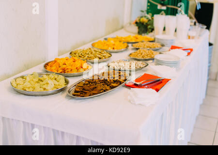 Vue de la table de mariage ensemble complet de plaques avec cheps et écrous. Banque D'Images