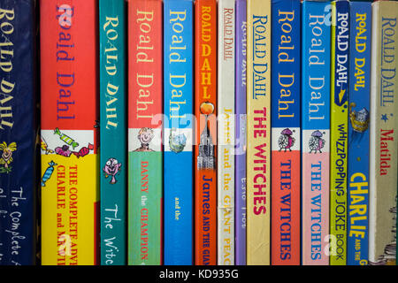 Gros plan sur les couvertures, les épines, les illustrations et les œuvres d'art colorées de Roald Dahl Banque D'Images