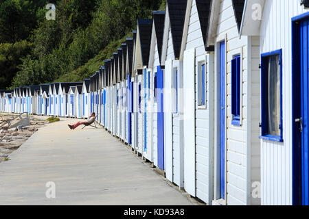 France, Manche (50), Cotentin, Cherbourg, les cabines de bain de la plage de La Potinière // France, Manche, Cotentin, Barneville Carteret, Banque D'Images