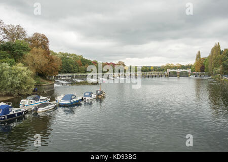 Teddington Weir sur la Tamise, Teddington, England, UK Banque D'Images