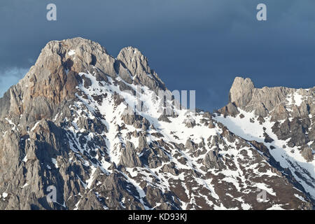 Nuages noirs sur la montagne enneigée de Picos de Europa, Leon. L'Espagne. Banque D'Images