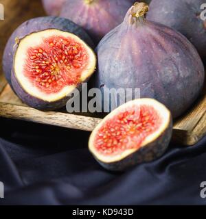 Close up sur les figues mûres dans bol en bois Banque D'Images