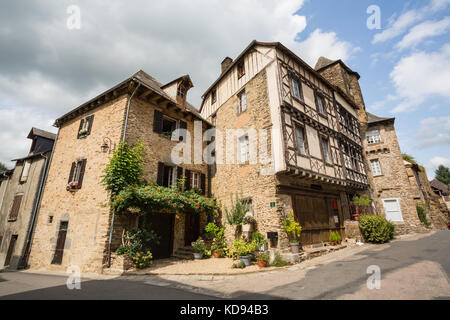 Ségur-le-Château, FRANCE - 30 juin 2017 : Centre du village idyllique avec ses célèbres et pittoresques maisons à colombages. Banque D'Images