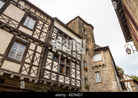 Ségur-le-Château, FRANCE - 30 juin 2017 : façade dans le village idyllique avec ses célèbres et pittoresques maisons à colombages. Banque D'Images