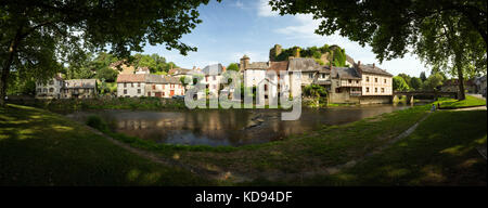 Ségur-le-Château, FRANCE - 30 juin 2017 : Panorama de la célèbre partie médiévale du village avec l'Auvezere. Banque D'Images