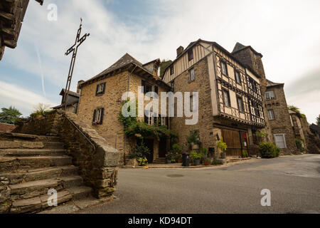 Ségur-le-Château, FRANCE - 30 juin 2017 : Centre du village idyllique avec ses célèbres et pittoresques maisons à colombages. Banque D'Images